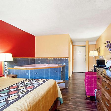 Econo Lodge Ютика Экстерьер фото