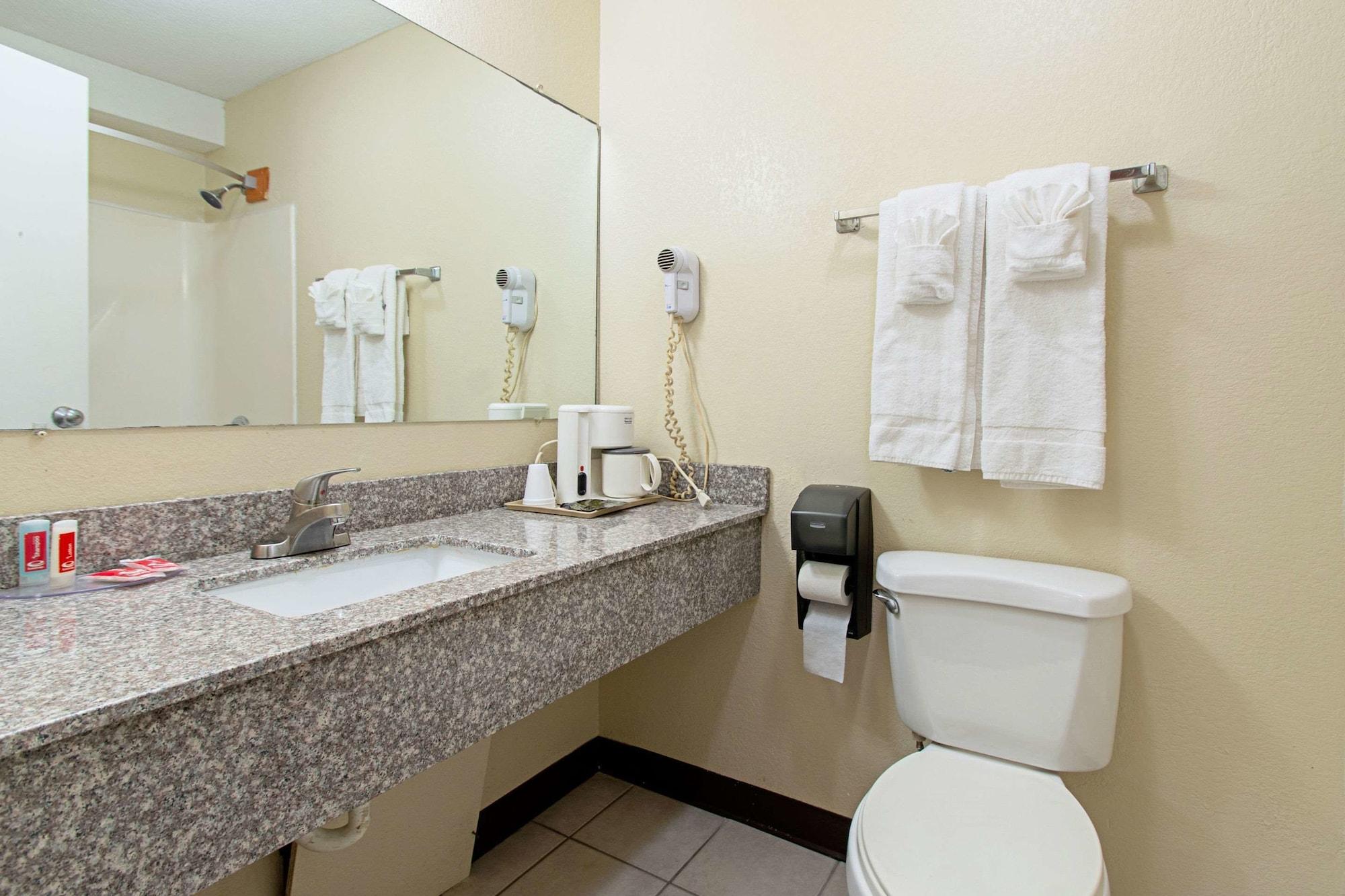 Econo Lodge Ютика Экстерьер фото